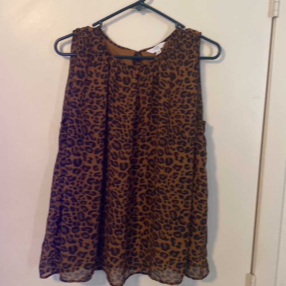 Med Leopard print sleeveless blouse that ties in the back.